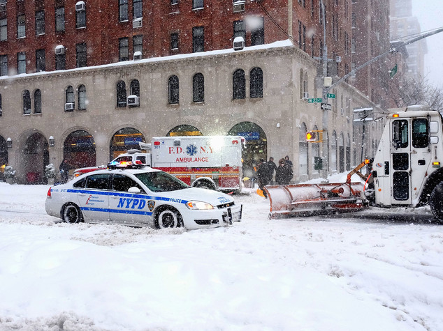 Dopo storica tempesta di neve, si comincia a spalare