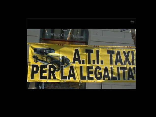 Taxi contro Uber, in piazza anche a Roma, Firenze e Napoli - VIDEO