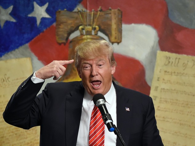 Trump nega molestie e perde nei sondaggi