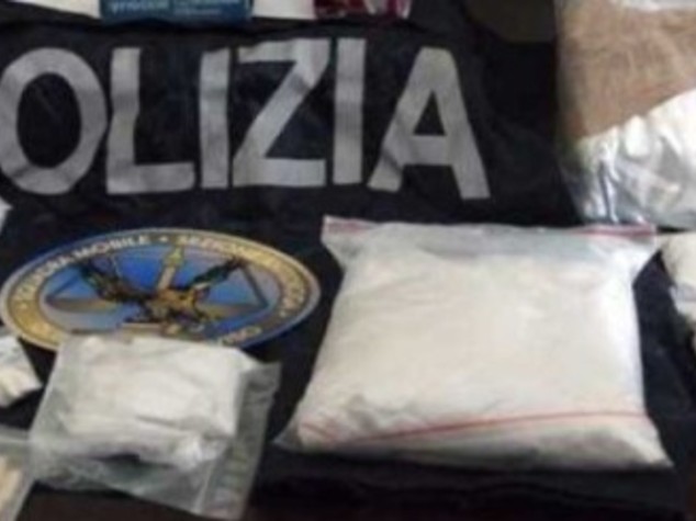 Droga: cocaina e pistola in casa,polizia arresta 70enne a Taranto