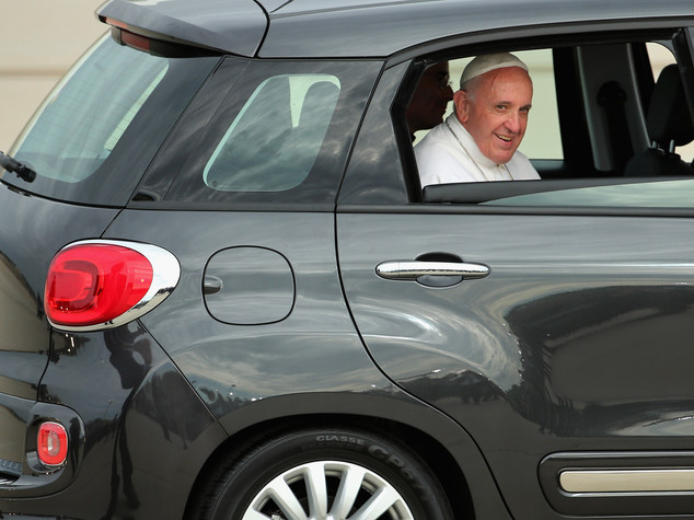 Battuta all'asta Fiat 500 di Papa Francesco, 82mila euro di ricavato ai poveri