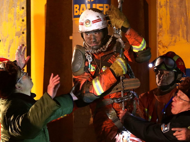 Miracoloso salvataggio in Cina, e stratti 4 minatori dopo 36 giorni sotto terra