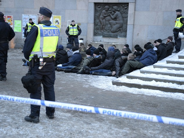 Svezia: migranti aggrediti a Stoccolma da uomini mascherati