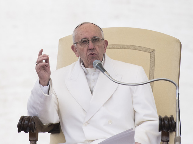 Papa bacchetta prelati, siate più sobri