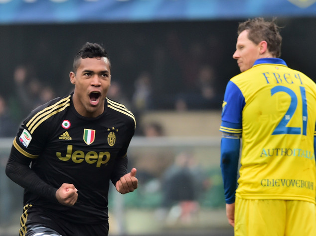 Napoli e Juve in fuga, il Milan travolge l'Inter
