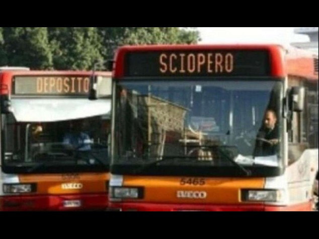 Scioperi: luglio 'caldo' per chi viaggia, stop a treni e aerei