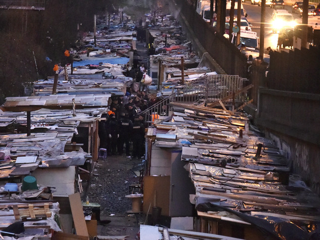Francia: smantellato il piu' grande campo Rom di Parigi