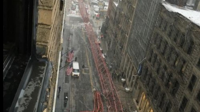Gru crolla sulle auto a Manhattan, un morto e 2 feriti - Video