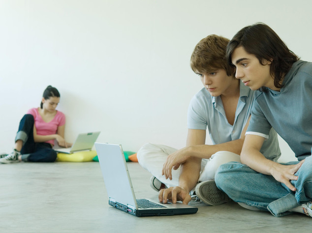 La vita online degli adolescenti, uno su 4 è sempre connesso
