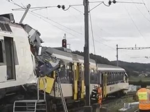 Scontro tra treni in Baviera, otto morti e 150 feriti - Video e Foto