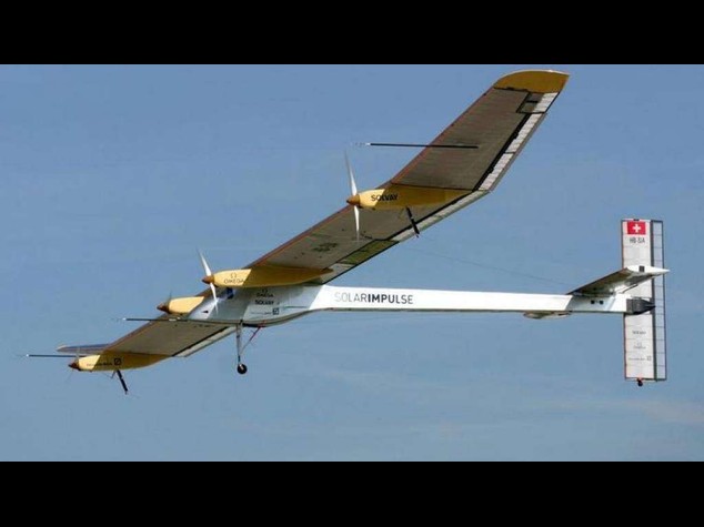 Emirati Arabi: decollato aereo a energia solare, fara' giro mondo