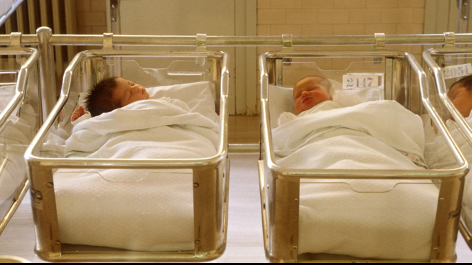 Bocciato rapporto sulla maternità surrogata
