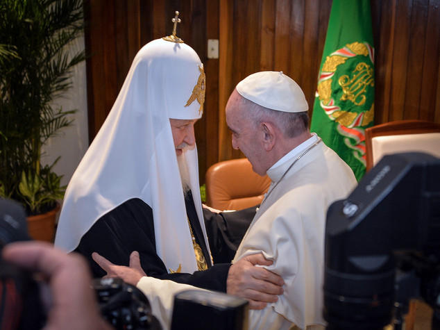 Papa abbraccia Kirill, poi l'incontro "tanto voluto"
