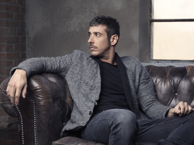 Francesco Gabbani vince tra le 'nuove proposte'