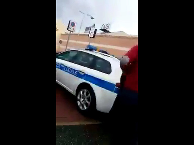 L'auto dei vigili parcheggia sulle strisce per i disabili - VIDEO