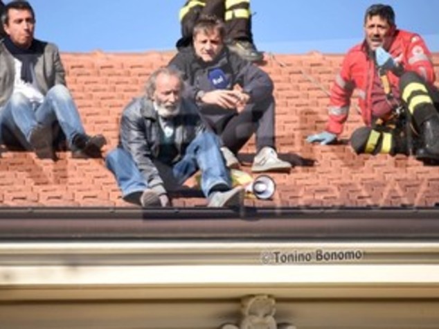 Paura a Sanremo, tenta di lanciarsi da tetto ma poliziotto lo salva - Foto e Video