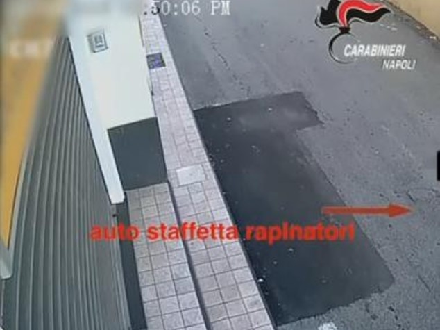 Rapinatori maldestri incastrano tir sotto occhio telecamere - Video