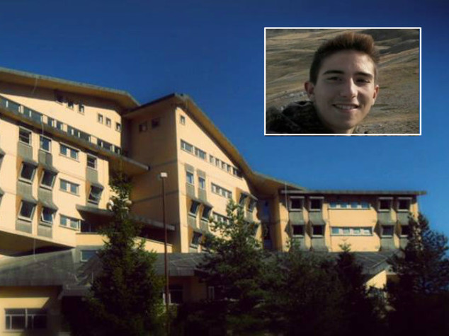Studente caduto da sedia a scuola morto per malore
