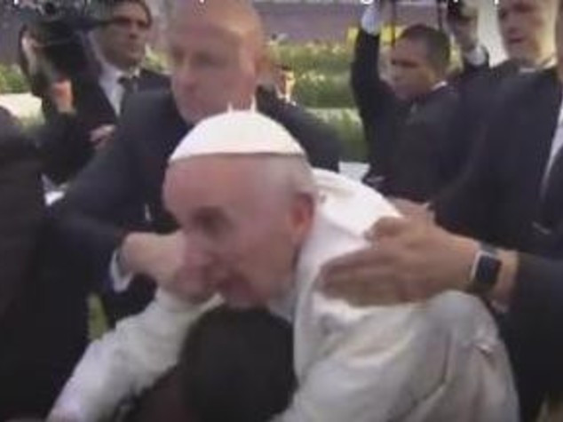 Papa rimprovera ragazzo che lo trattiene, "non essere egoista" - Video