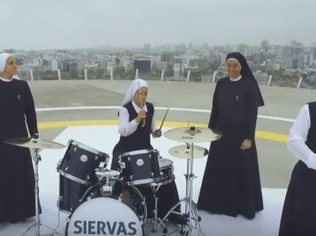Lo show delle Siervas, band di suore per il Papa - Video