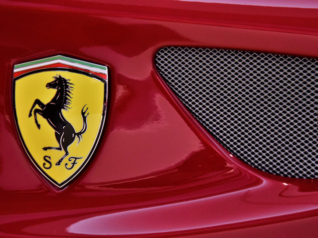 Terremoto, Ferrari mette all'asta LaFerrari numero 500