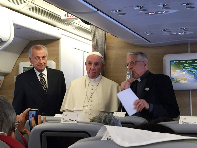 Papa Francesco, normale che Wojtyla avesse amicizie femminili