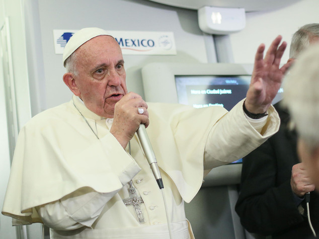 Papa, nessuna "scomunica" per Donald Trump