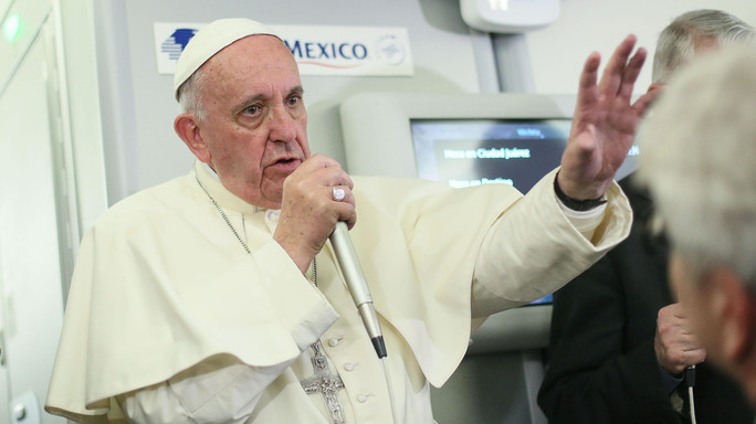 Papa bacchetta Trump, "volere muri non è cristiano"