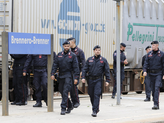 Migranti: Brennero, 200 persone per catena umana contro barriera