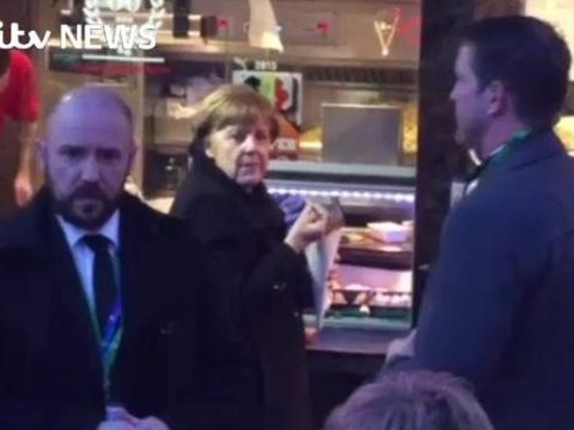 Leader a 'stecchetto'...e la Merkel va a comprare patatine fritte - Video