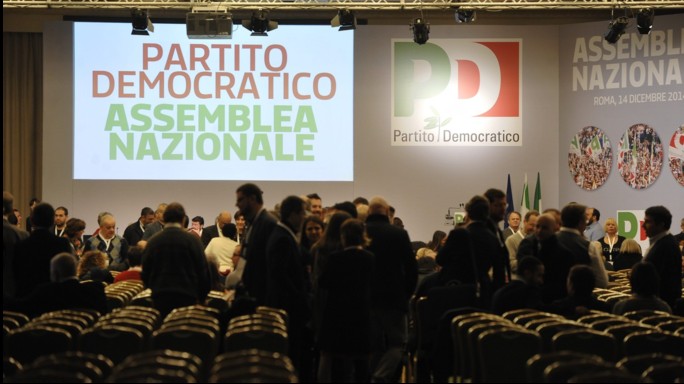 Assemblea Pd approva la relazione di Renzi. Che poteri ha e come è composta