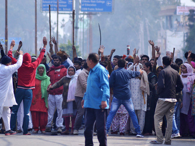 India, scoppia la protesta contro le caste, 12 morti