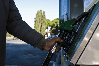 Il Cdm approva il decreto contro il caro carburanti. Meloni: “Combattiamo la speculazione"