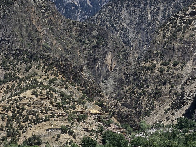 Nepal, aereo turistico si schianta sull'Himalaya
