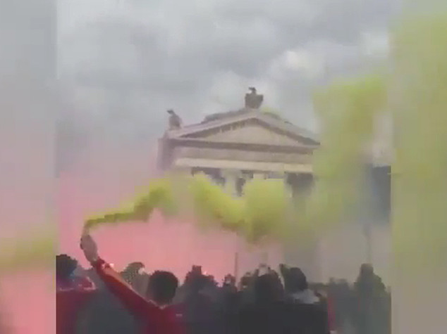 Ultrà del Galatasaray a piazza del Popolo, petardi e fumogeni - VIDEO