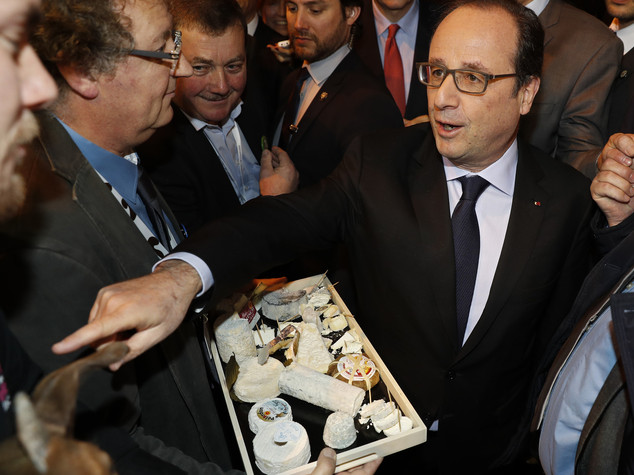 Francia: Hollande fischiato e insultato a Salone Agricoltura
