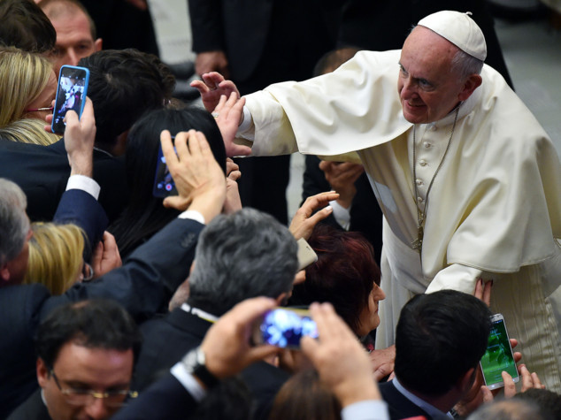 Papa agli imprenditori, "troppi giovani precari"