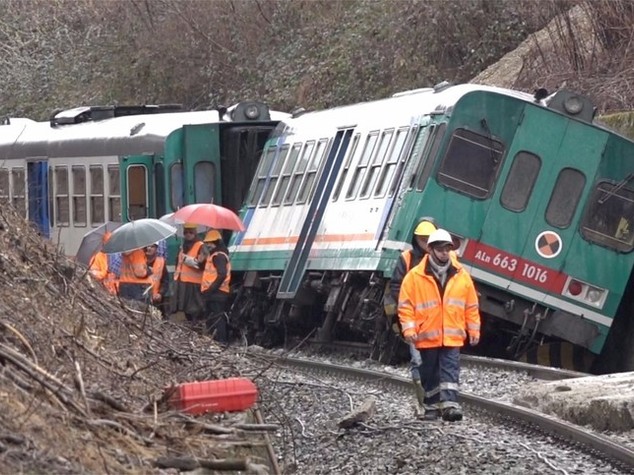 Frana su treno nel Biellese, illesi i 13 passeggeri - VIDEO