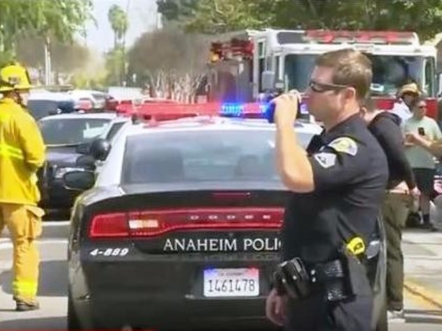 Scontri a marcia Ku Klux Klan in California, 5 feriti - Video
