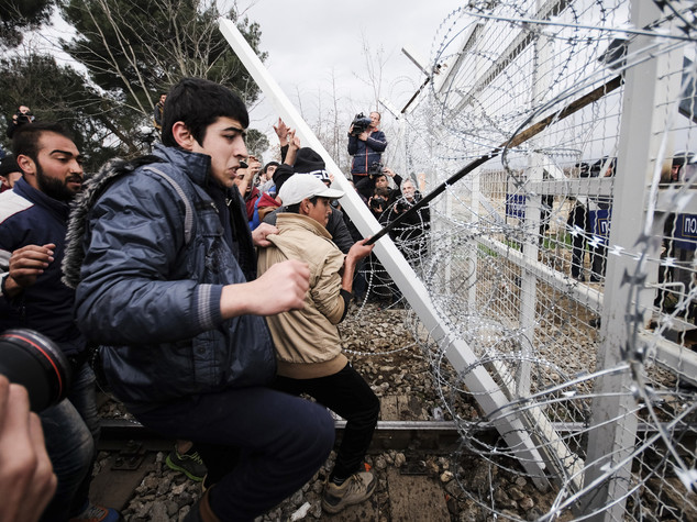 Migranti, scontri al confine tra Grecia e Macedonia