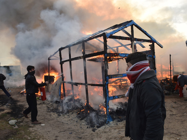 Migranti, ripreso lo sgombero della 'Giungla' di Calais