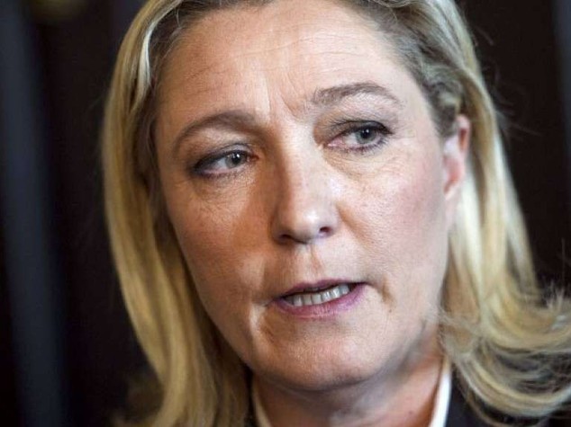 Lite furibonda a casa Le Pen dopo che il cane di Jean-Marie divora il gatto di Marine