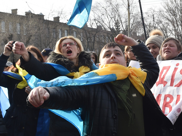 Ucraina: manifestanti attaccano ambasciata russa a Kiev