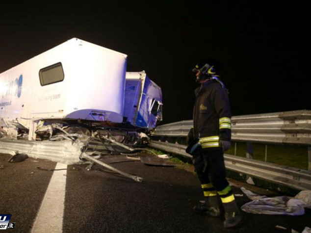 Tir salta barriera e travolge un pulmino, 4 morti sulla A21