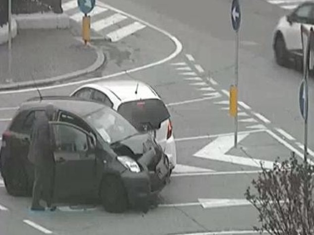 Litiga e tampona auto con papa' e bimbi, arrestato a Brescia