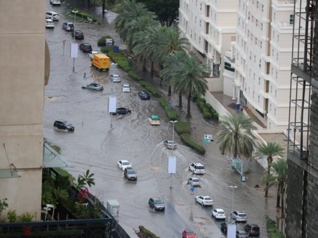 Pioggia e bufera nel deserto, Abu Dhabi in tilt