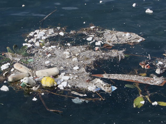 Spiagge invase dai rifiuti, quali sono e da dove vengono