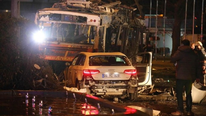 Autobomba alla fermata del bus, 37 morti ad Ankara