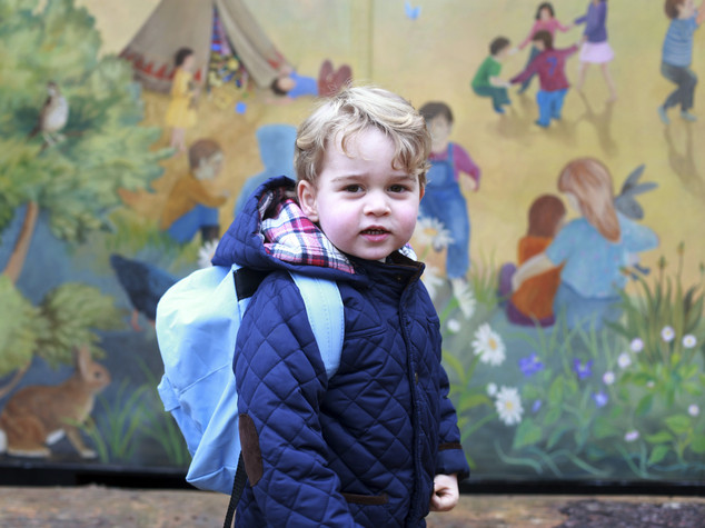 Baby George va pazzo per il suo monopattino