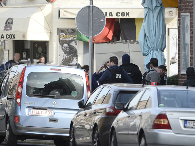 Bruxelles, spari contro gli agenti